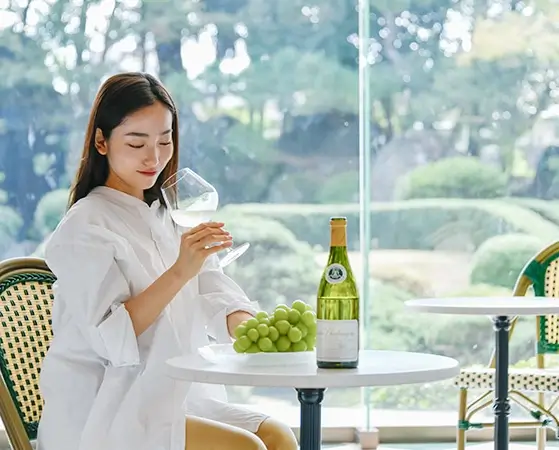 写真：白ワインを嗜む女性