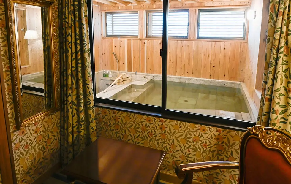 写真：半露天風呂付き客室